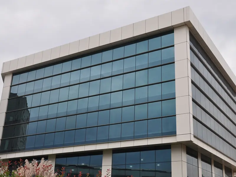 Yarı kapaklı cephe uygulama görünümü ve cam yüzey algısı